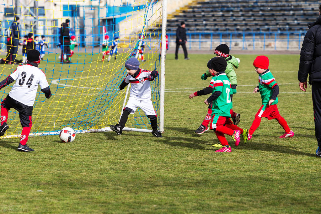 女子嫁了不爱自己的老公，生了三胞胎，看他们踢足球是最幸福的事
