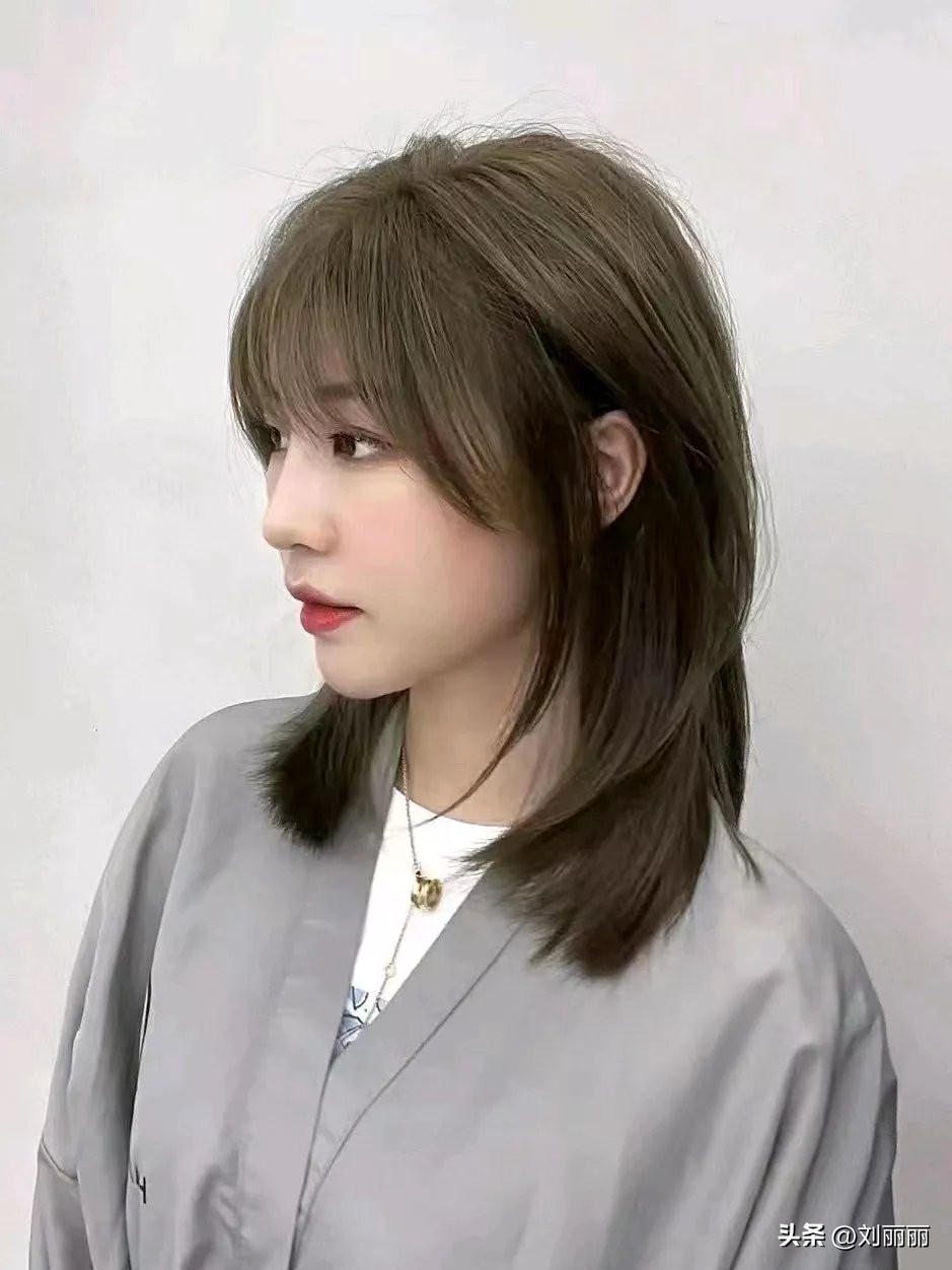 狼尾鲻鱼头锁骨发纹理烫女生,适合鹅蛋脸型的纹理烫短发