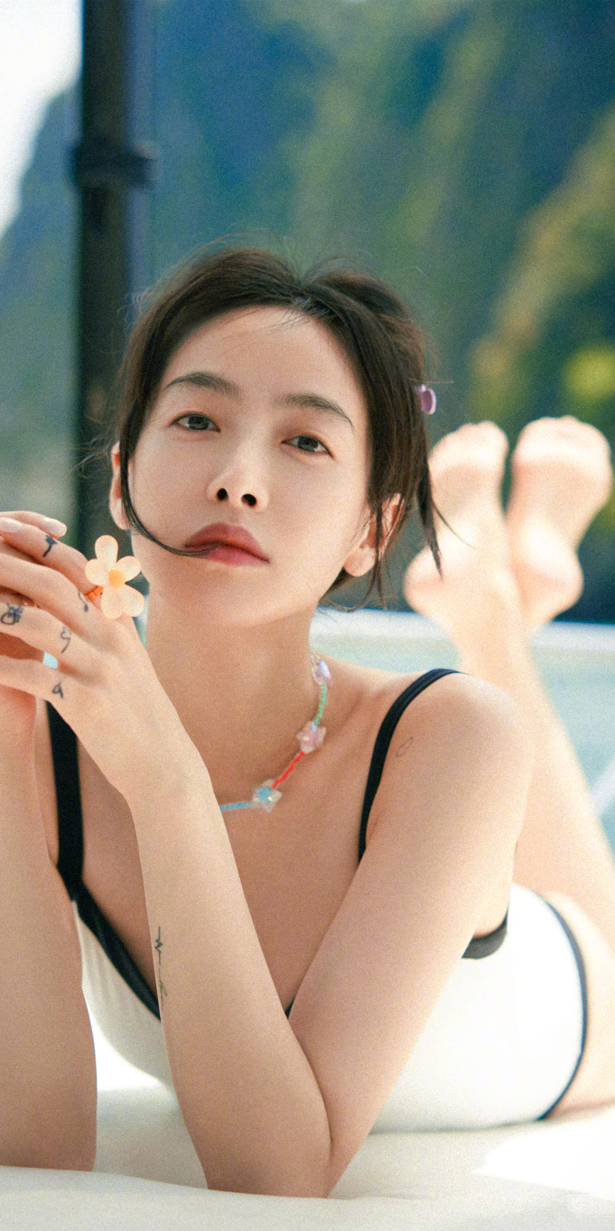 宋茜泰国假期写真壁纸，海风阳光泳衣配裤衩，短发浪漫纯欲风满满