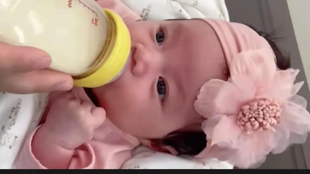 喂奶后竖抱多久可以防止吐奶,婴儿竖抱拍嗝反而吐奶怎么处理