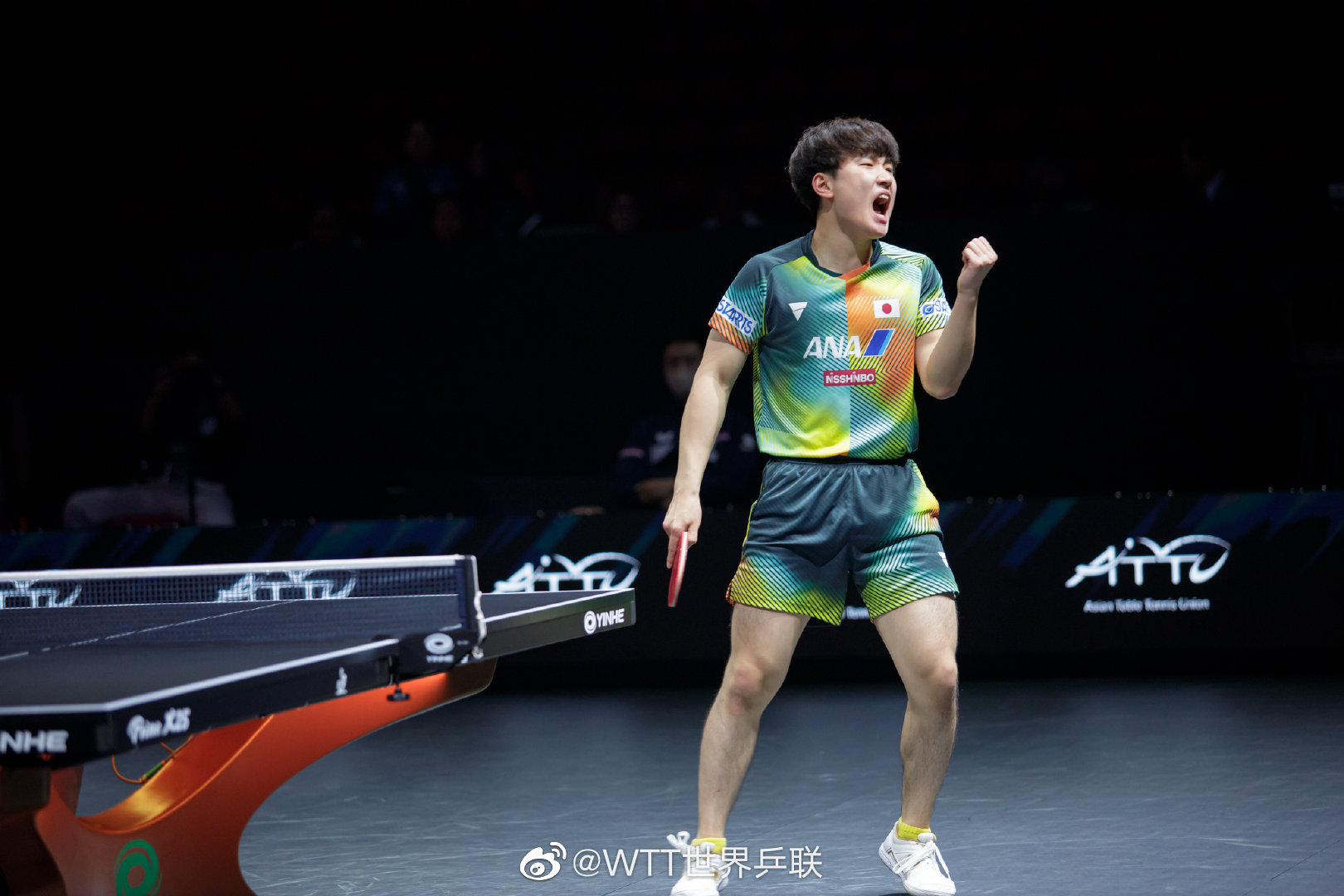 张本智和台上举动令人刮目相看,张本智和赛后与父母拥抱