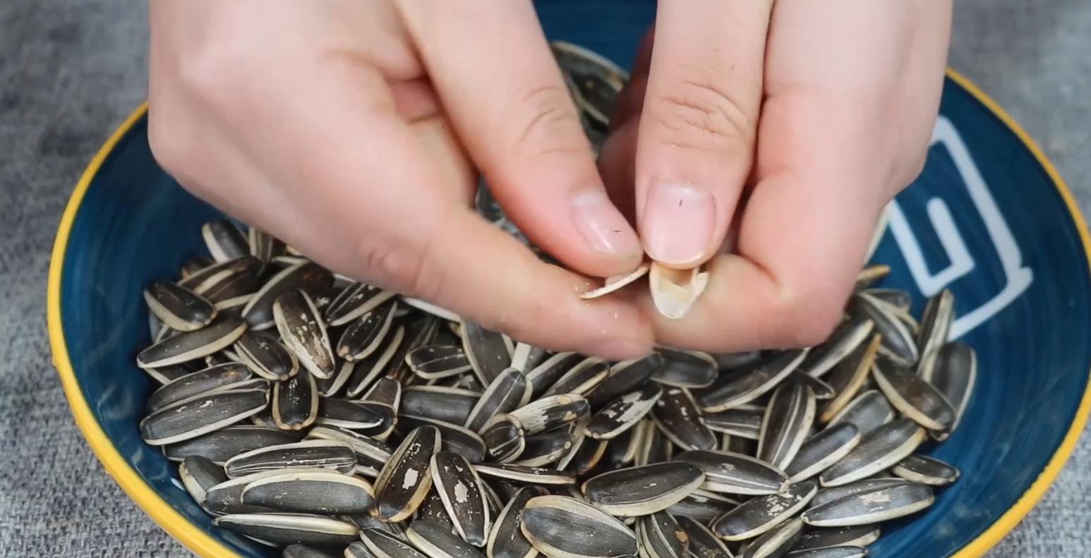 怎么快速用钥匙剥瓜子,剥瓜子方法