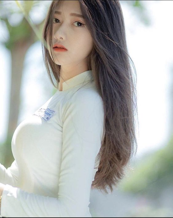 在越南旅游骑摩托车的越南少女吸引男性游客