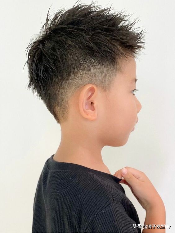 最酷的小男孩发型实图长发,简单好看的小男孩发型设计图