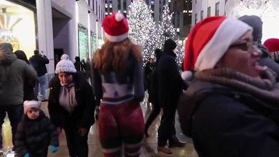 美女们一丝不挂就出门了，竟无人看出这是画的，网友：行为艺术吧