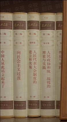 大大的书架上摆满各式书籍英语,大大的书架