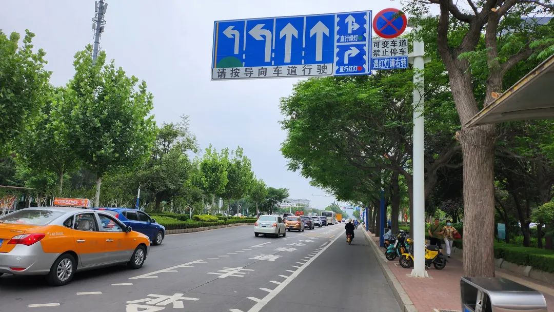 注意路口有可变车道,注意可变车道