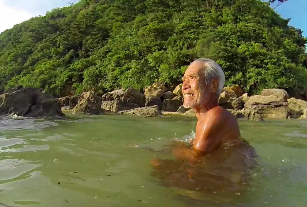 73岁日本大爷荒岛生活,日本老人裸居海岛