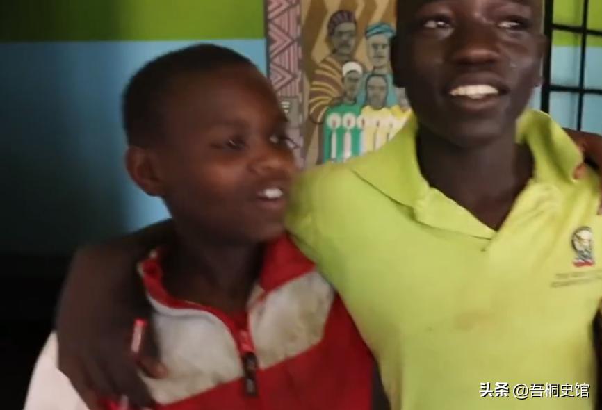 非洲男孩每天喝“胶水”，终日与蚊子相伴，被人称为“僵尸男孩”