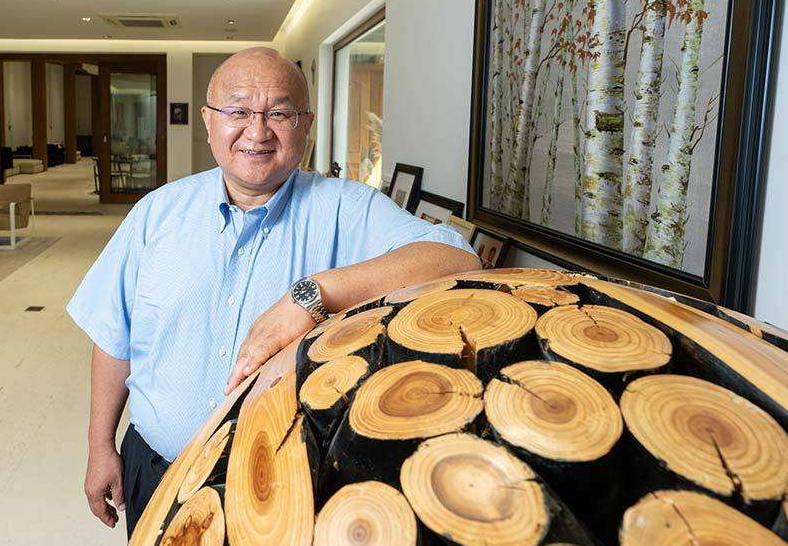 逆袭为百亿富豪的秦荣华，从日本买10000根木头：这本就是中国的