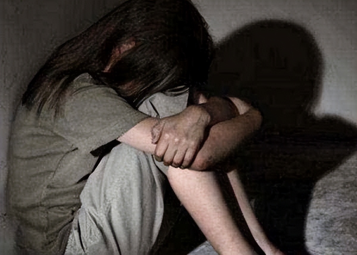 男子侵犯亲生女儿，被抓时拒不认账，声称：她想当网红才举报我