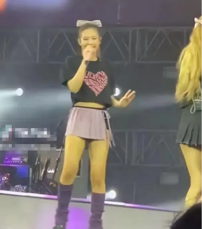 韩国女星露脐上衣 (韩国女明星露肩上衣)