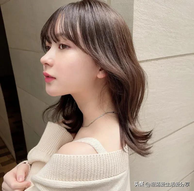 两边翘起来的发型有氛围感,散发发型既简单又俏皮
