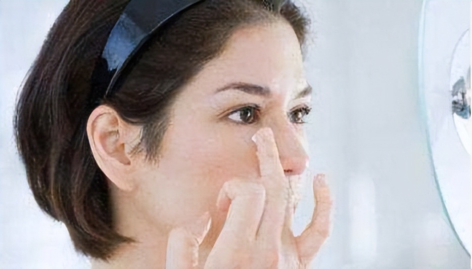 眼部大号脂肪粒去除过程视频,眼部脂肪粒如何去除小妙招