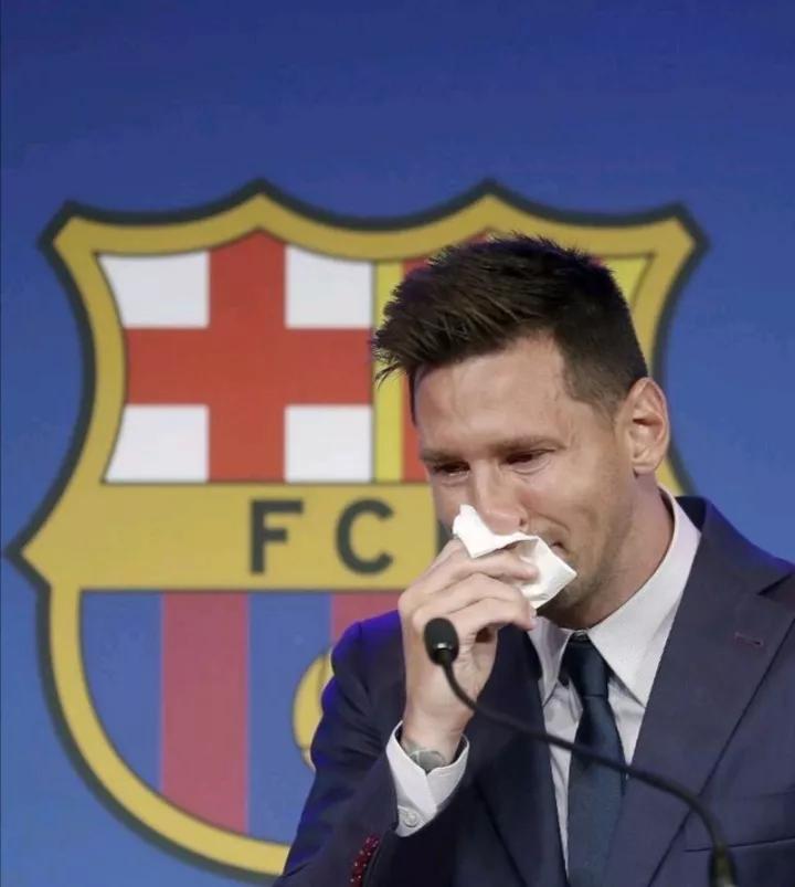 十亿元买包纸巾,巴萨用纸巾签下梅西图