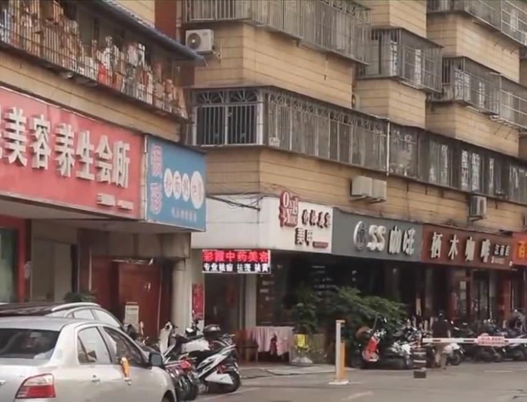 2012年，广西大姐20年赚千万，弟妹要钱遭拒，父亲：不给断绝关系