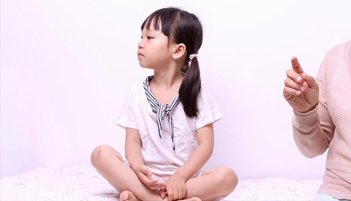 12岁小孩子老是啃手指是什么原因,小孩爱啃手指用什么方法解决