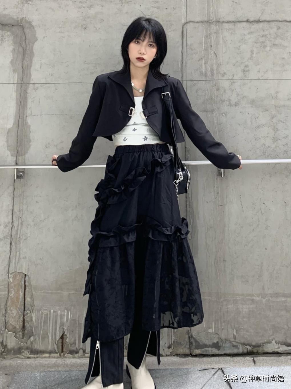 今年流行穿什么裤子和裙子,今年流行裙子配什么裤子