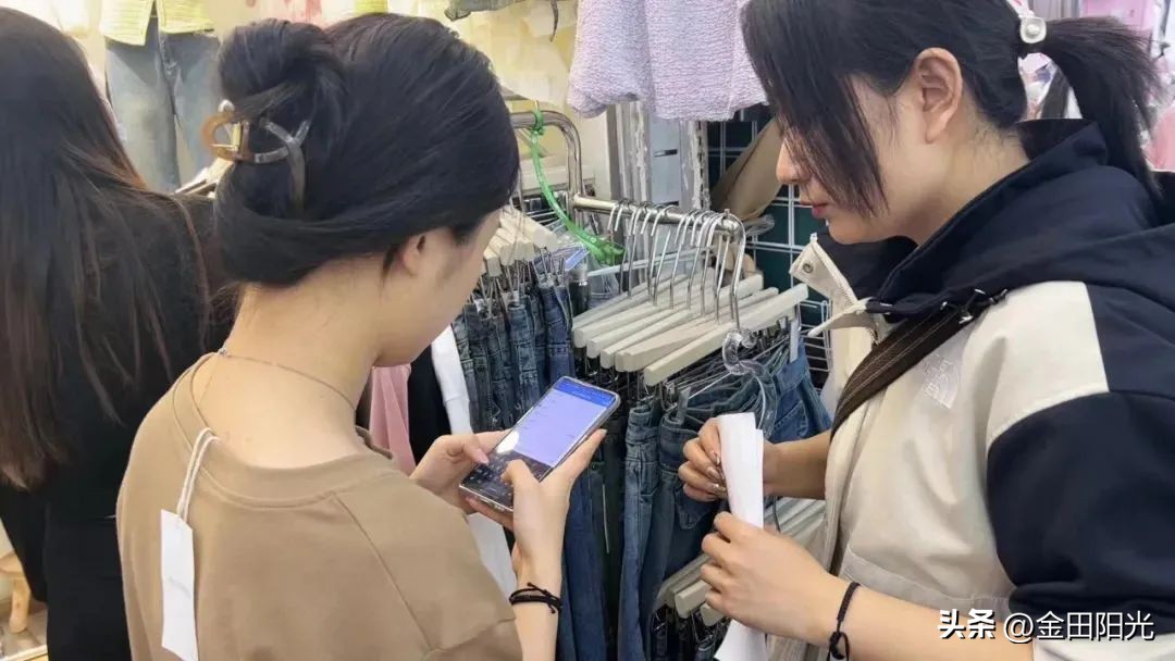 集团济南金田市场组织市场业户赴广州、深圳考察进货