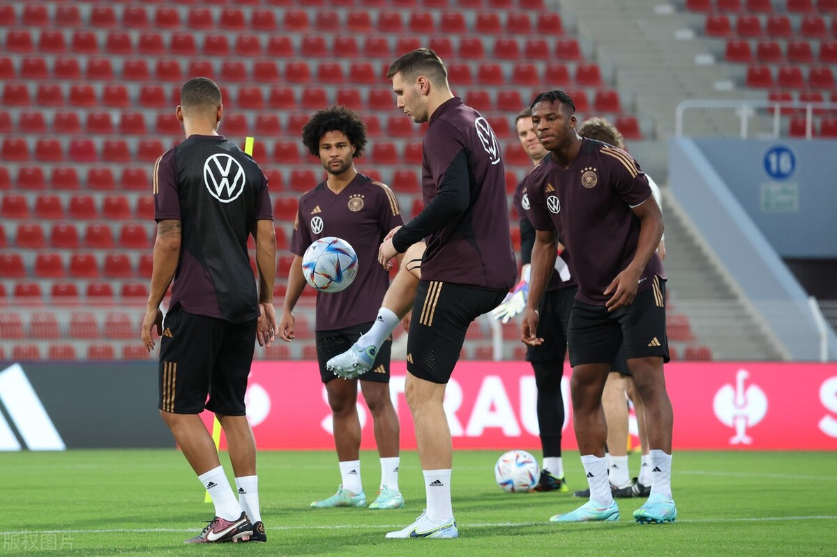 德国vs日本，上半场1:0领先，满满透着危机，日本研究透彻