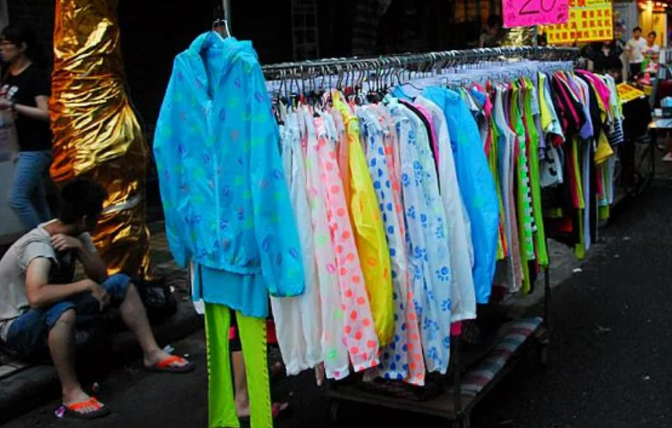 路边摊售卖的10元1件的衣服，出自何处？看完你还敢买吗？