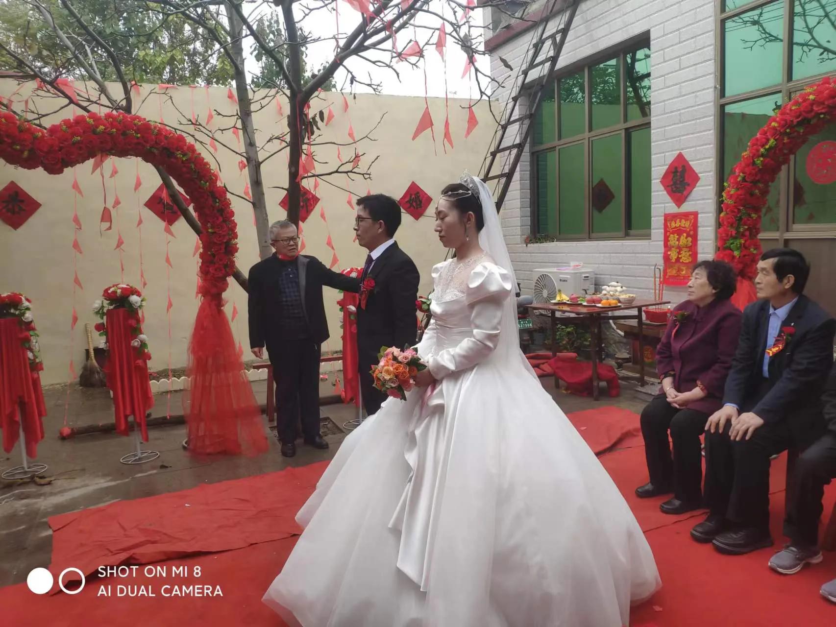 邀请新郎父亲讲话主持词,结婚磕喜头仪式主持词