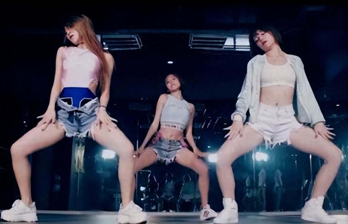 韩国女爱豆着装引争议，衣服盖不住侧乳，网友：是在弘扬传统文化