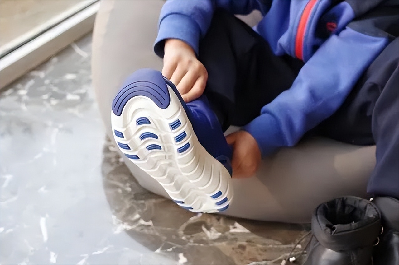 央视曝光儿童致癌衣服品牌,人民日报辨别致癌物超标衣服