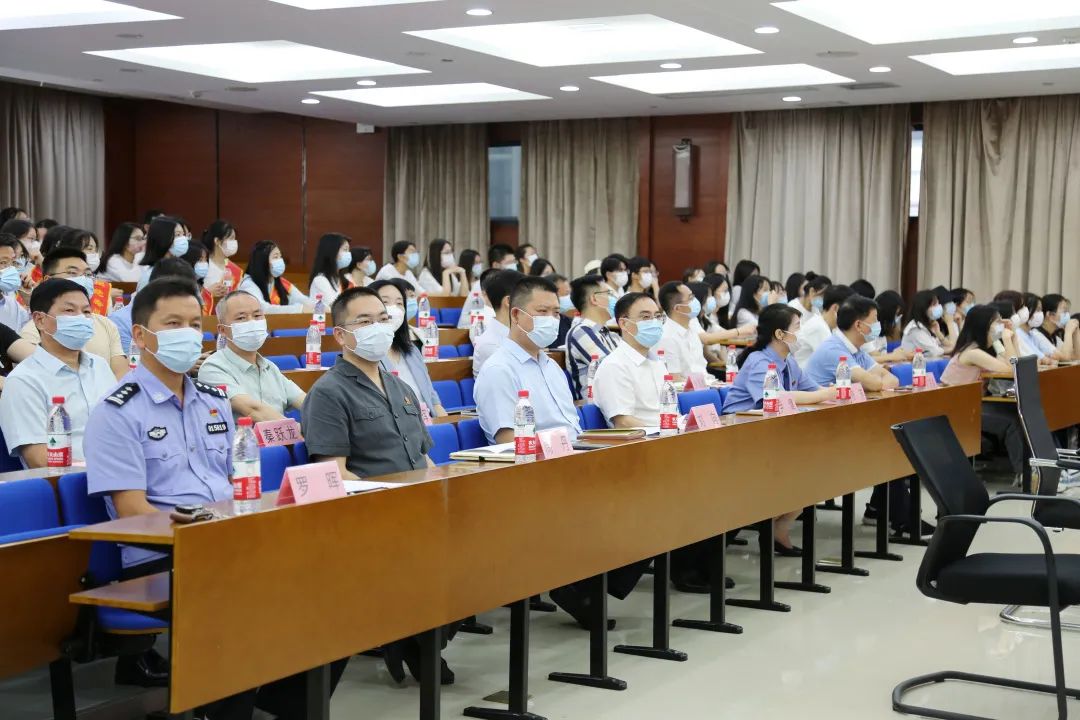 一男子因贩卖毒品被判刑,交友不慎贩卖毒品