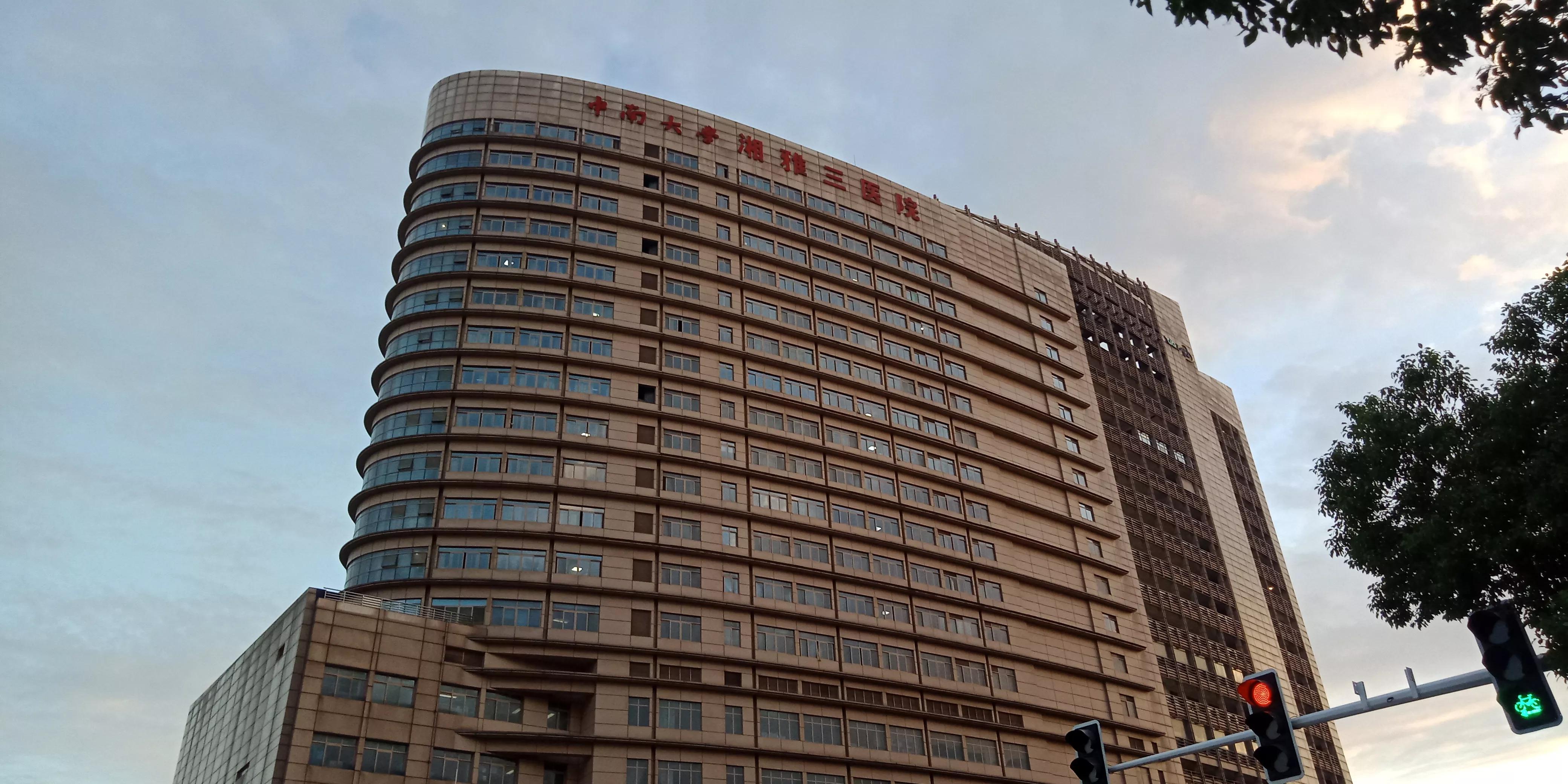 雄伟壮观的，湖南省长沙市中南大学湘雅三医院的外科大楼