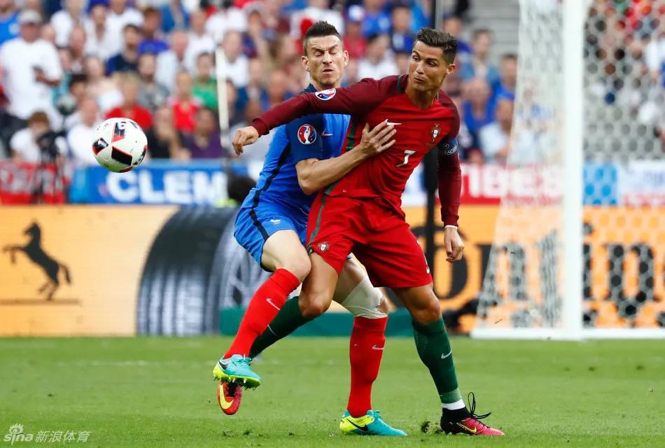 c罗赛场上和人打架,为什么赛场上的c罗总是穿长袖