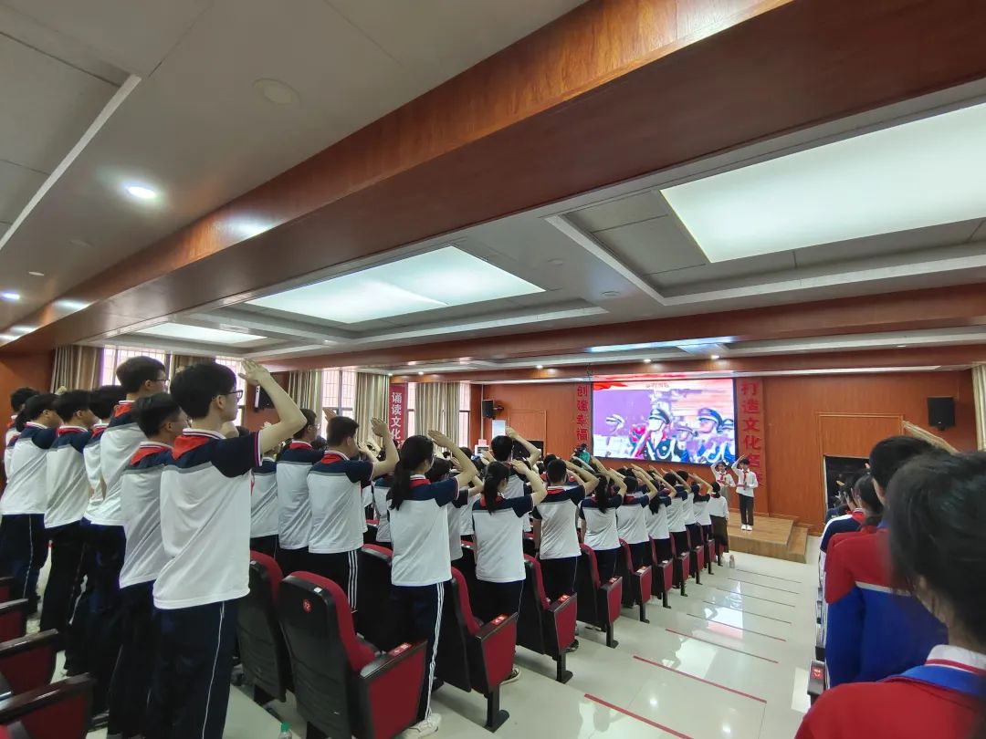 青春心向党扬帆梦起航入团仪式,离队入团仪式主题