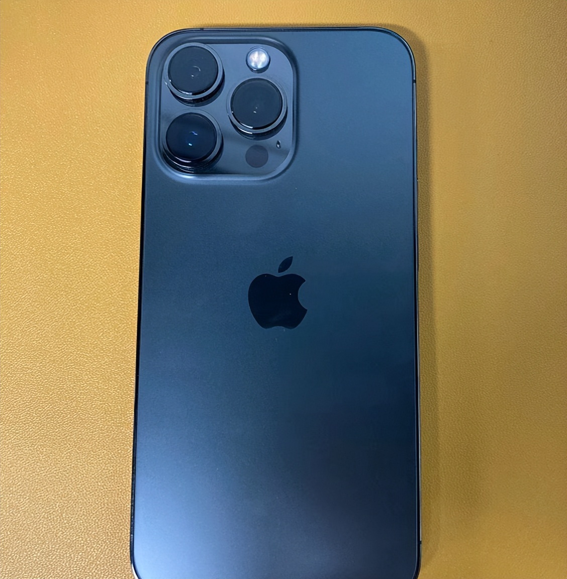 现在有锁的苹果13pro值得买吗,iphone13白和13pro白怎么选