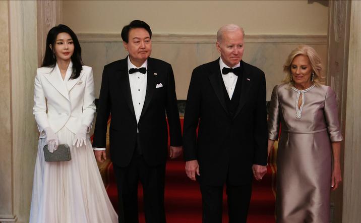 韩国第一夫人走红毯,韩国第一夫人穿韩服