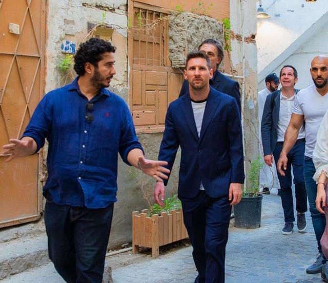 梅西34岁娇妻亮相惊艳众人，穿白色吊带越来越美，生三胎小腹平坦