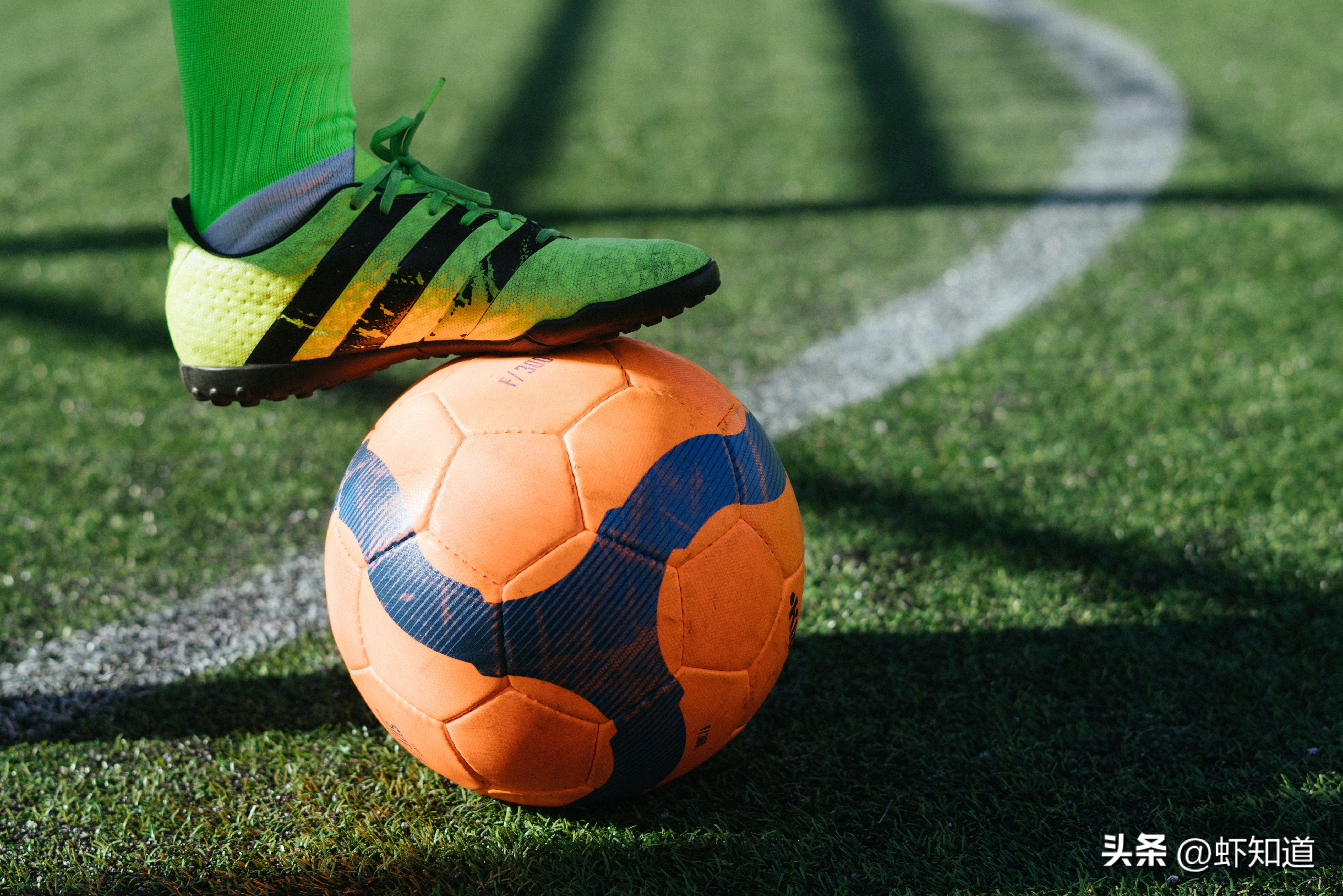 为什么踢足球的喜欢随地吐痰,踢足球吐痰到自己身上