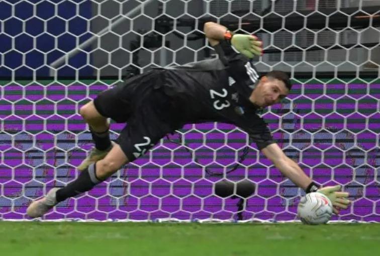沙特门将点球封神,十大史诗级点球扑救门将开挂