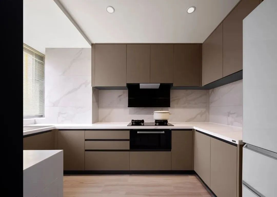 卧室暗色背景墙木饰面,木饰面装修暗色房间搭配效果