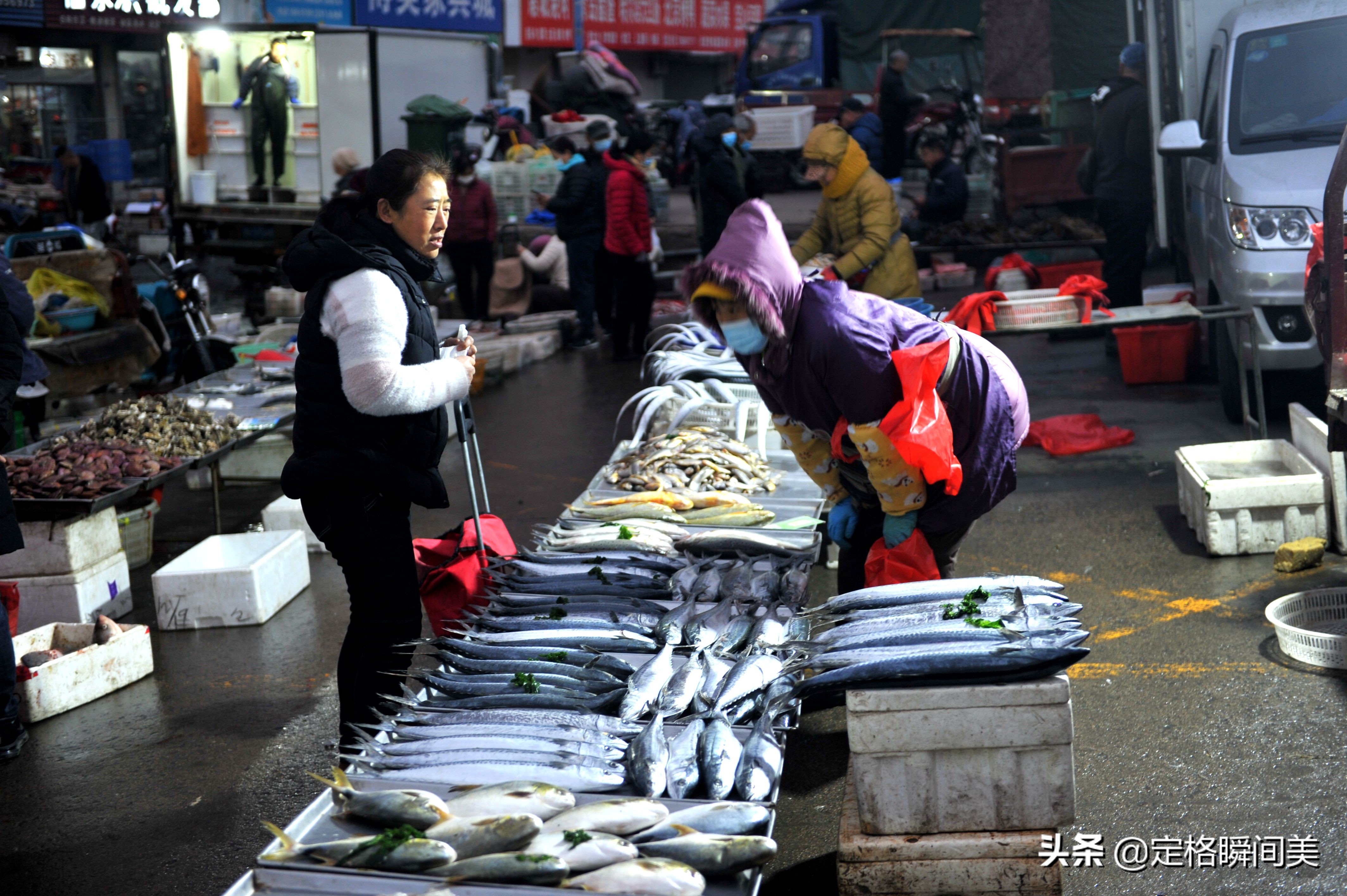 “挣不出饭钱来”，买卖淡季海鲜早市客流量稀少，摊主啃馒头坚持
