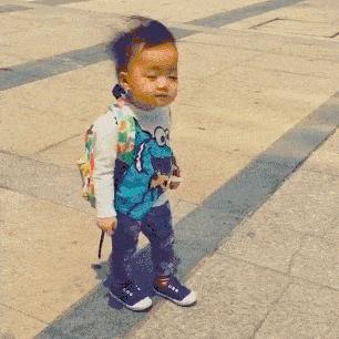 “大妹子赶紧把手放下来吧,不觉得让人看了尴尬嘛!”哈哈哈哈哈