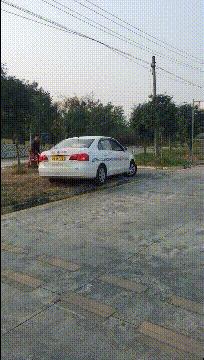 女孩子看起来外表美丽，其实裤袜已经掉到大腿根了！哈哈哈