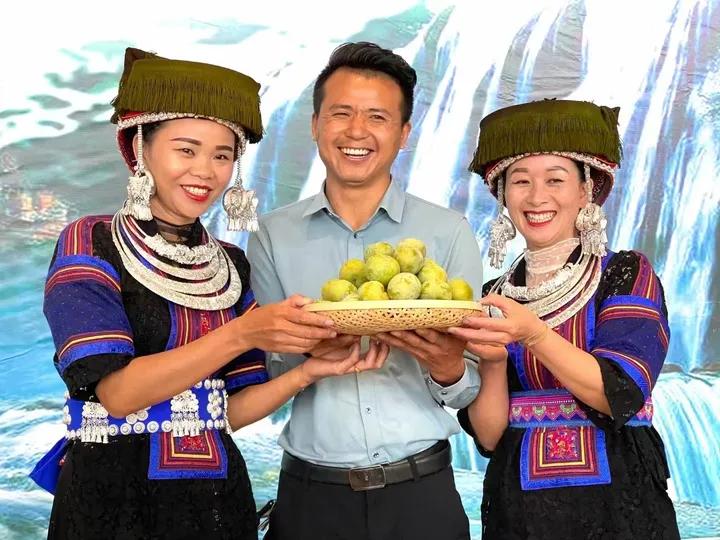 农村小伙回乡创业种果树,三个农村小伙回乡创业建果园