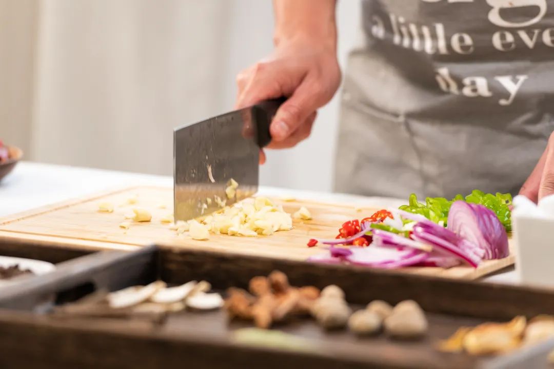 “中国人切菜方法不对”，庖丁听了要掀棺材板