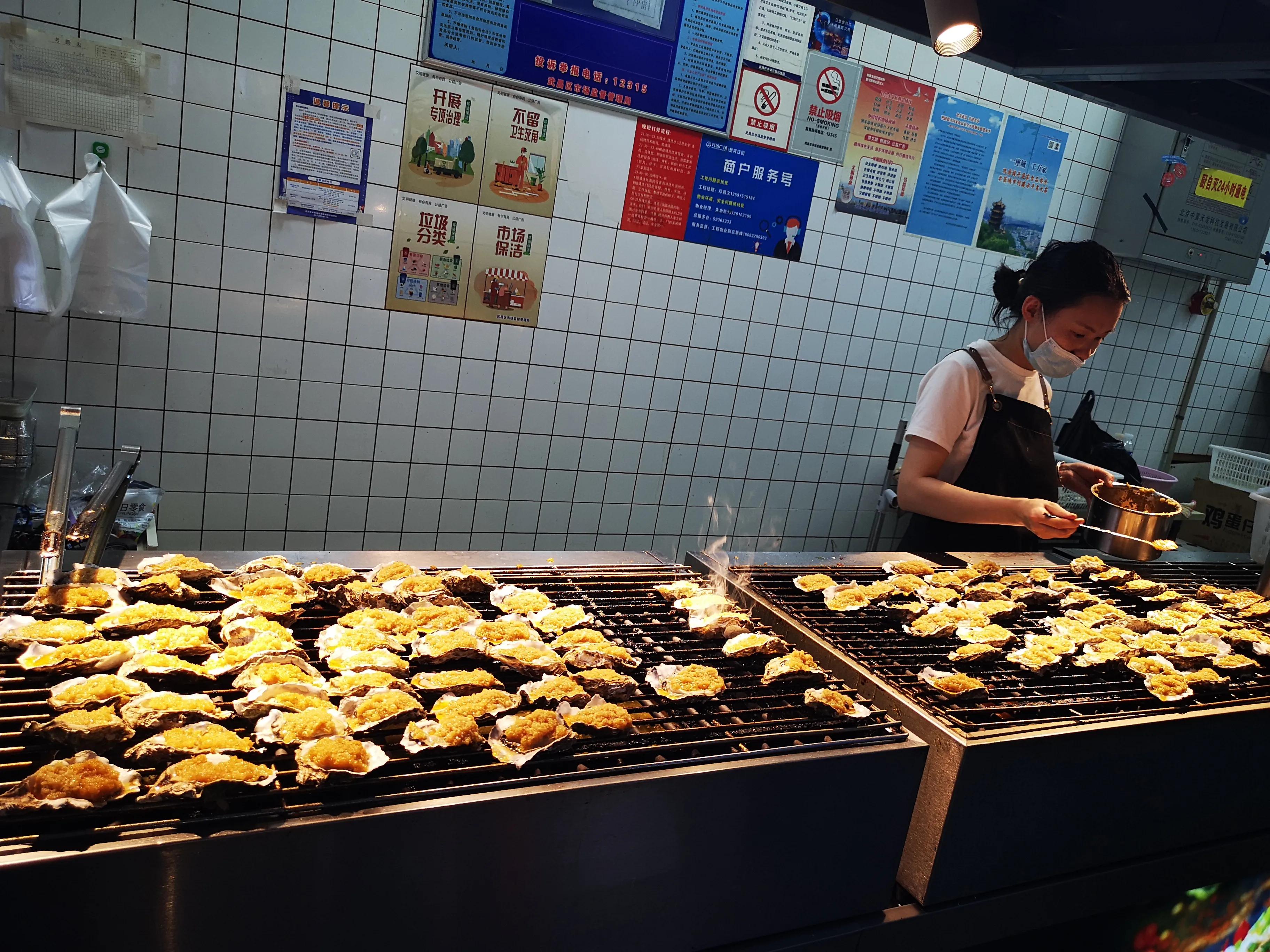 武汉恢复日常活力街头生活,武汉人回归正常生活更有信心