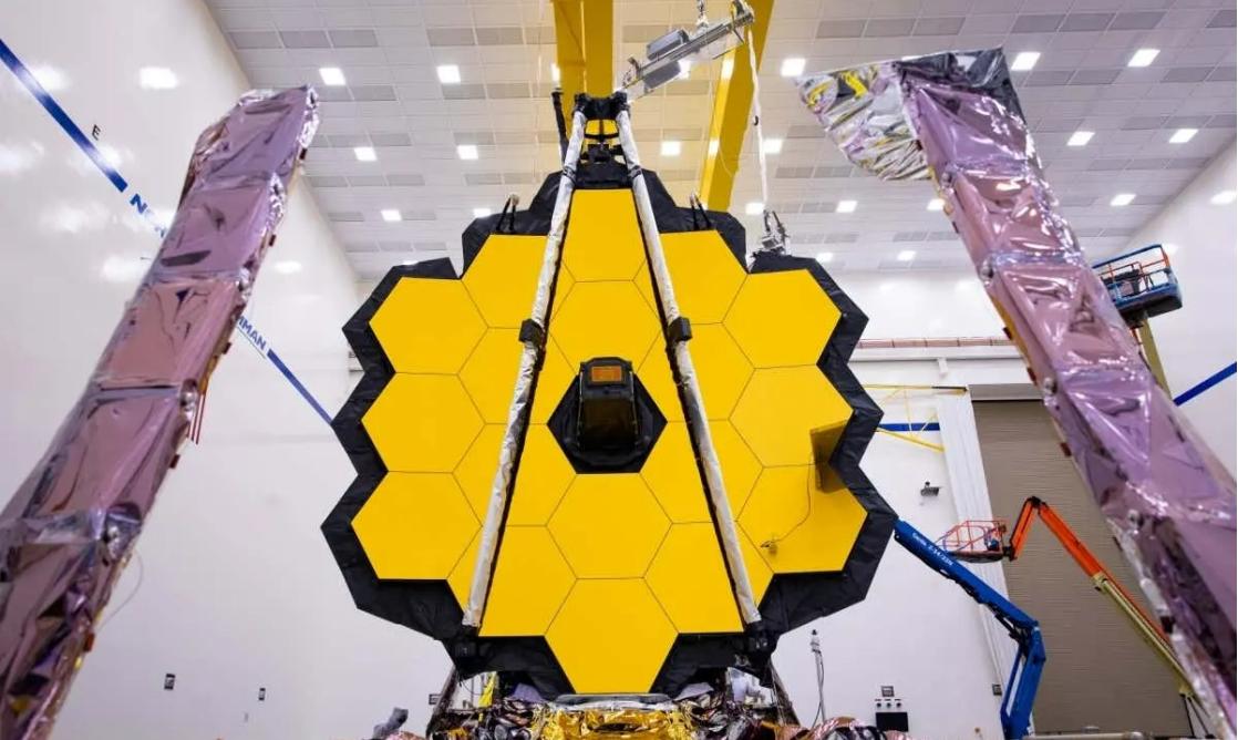 韦伯首次拍摄到星系大碰撞,韦伯望远镜看到了六个超大型星系