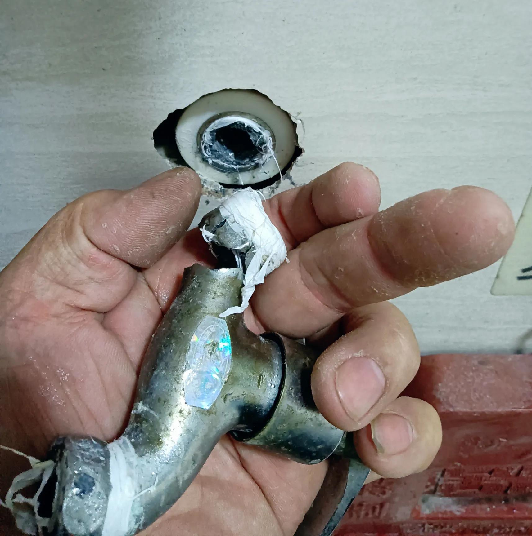 水龙头丝孔断在里面怎么卸,水龙头丝口断了有什么办法取出