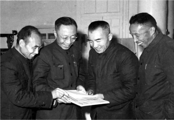 宋美龄与王耀武,1948年王耀武接见国民党将领