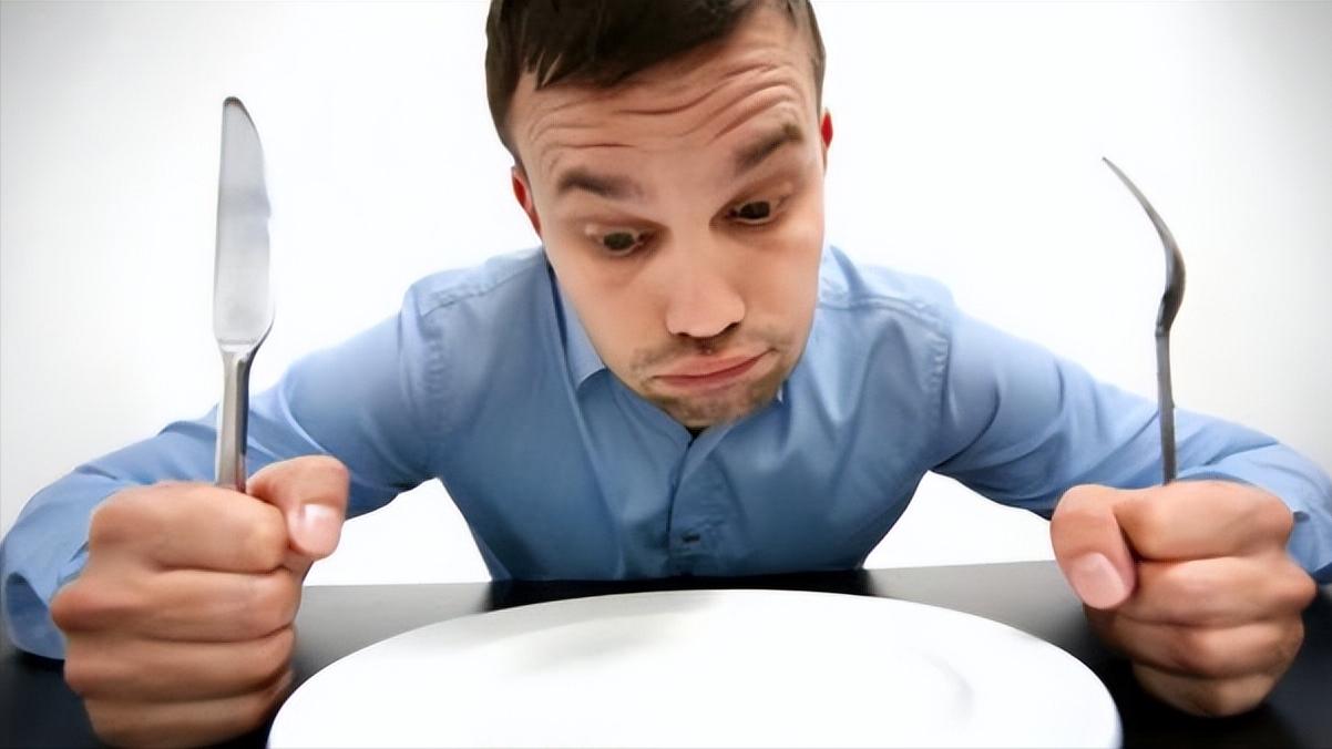 睡前吃夜宵凌晨肚子饿为什么,吃宵夜和饿肚子哪个危害大