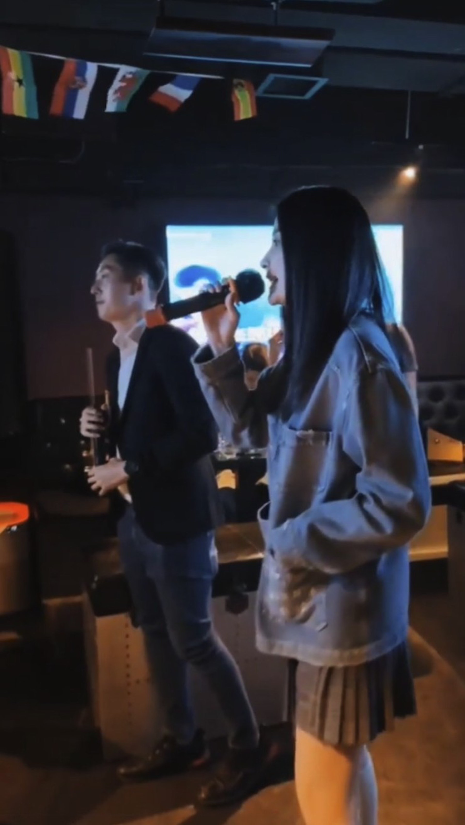 50岁陈慧琳现身酒吧,陈慧琳近照短裙配丝带鞋