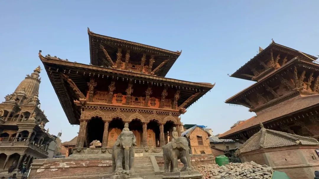 翻越尼泊尔,翻越喜马拉雅山到达尼泊尔